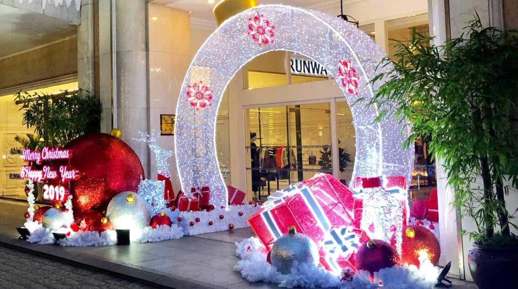 Cổng chào sự kiện được trang trí bằng các họa tiết tinh xảo, tạo điểm nhấn độc đáo Cổng chào Giáng Sinh 2024