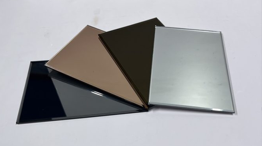 Tấm Mica Gương có độ tương phản, phản chiếu giống với kính gương truyền thống tam mica guong 1020x570 1
