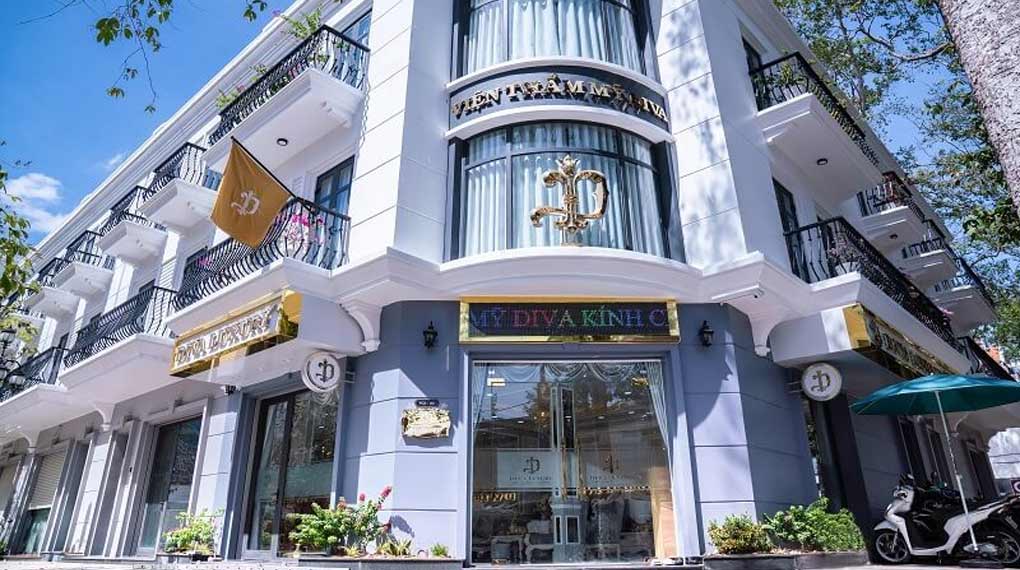 Bảng hiệu quảng cáo spa đặt tại lối vào chính, dễ dàng nhận diện và chào đón khách hàng Bang hieu Spa tham my vien 1020x570 1