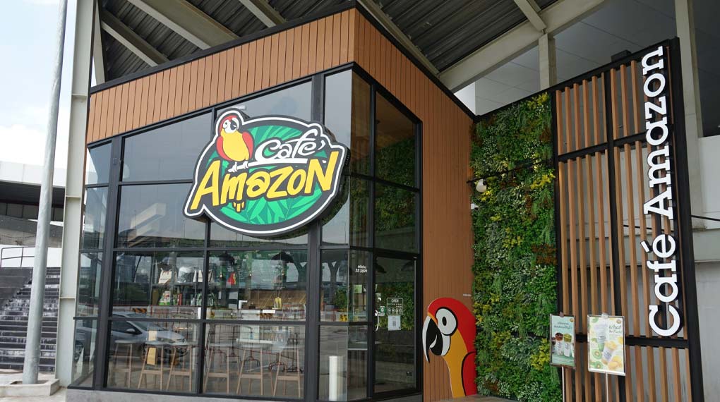 Bảng hiệu quán cafe Amazon, với kiểu chữ hiện đại và màu sắc nổi bật, tạo ấn tượng đầu tiên mạnh mẽ Bang hieu quan ca phe 1020x570 2