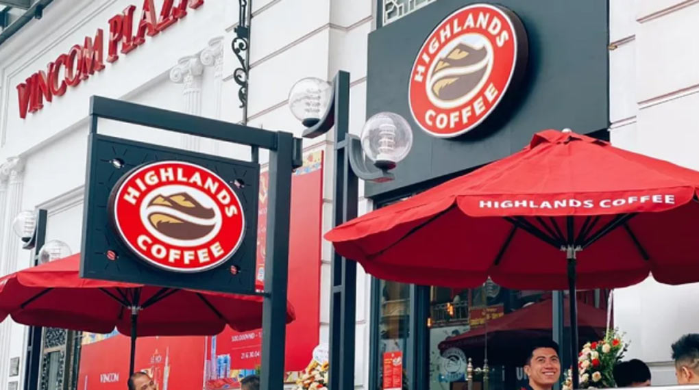 Bảng hiệu quán cafe Highland với thiết kế tên quán và logo nổi bật trên nền màu xanh lục, tạo sự hấp dẫn từ xa Bang hieu quan ca phe 1020x570 4