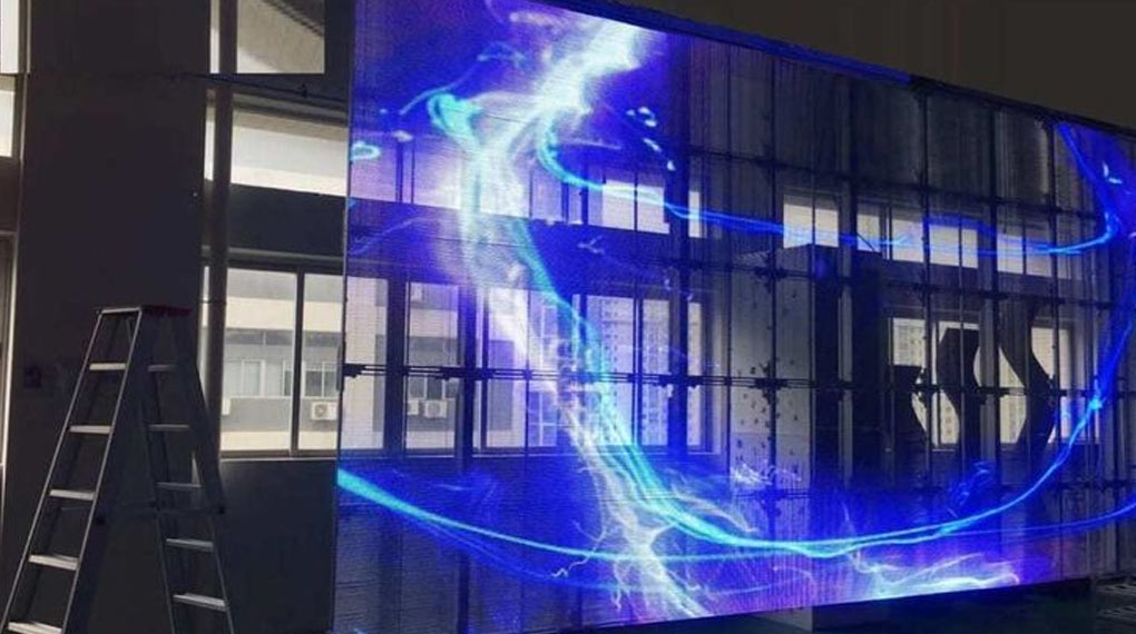 Màn hình LED trong suốt với thiết kế mỏng, lắp đặt trong một trung tâm thương mại Man hinh led trong suot 1020x570 1