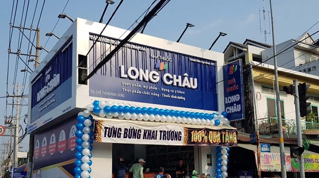 Bảng hiệu thuốc tây làm từ mica với tên hiệu thuốc rõ ràng bang hieu tiem thuoc tay 1020x570 2
