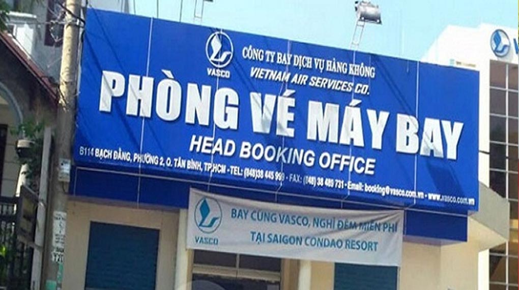 Bảng hiệu đứng với thông tin vé máy bay đặt trước cửa đại lý, thu hút sự chú ý của khách hàng bang hieu ve may bay 1020x570 3