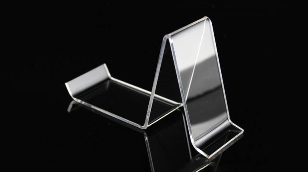 Kệ trưng bày giày dép bằng mica trong suốt, thiết kế tinh tế, hiện đại. ke trung bay giay dep 1020x570 1
