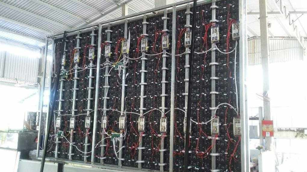 Kiểm tra hệ thống điều khiển màn hình LED để đảm bảo hiệu suất tối ưu thi cong man hinh led 1020x570 3 1