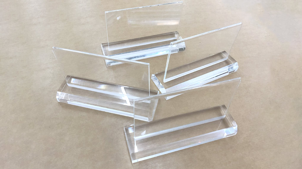 Bảng tên Mica để bàn 15x8.5cm, thích hợp cho bàn làm việc cá nhân Bảng tên Mica để bàn kích thước lớn phù hợp cho các vị trí quản lý cấp cao