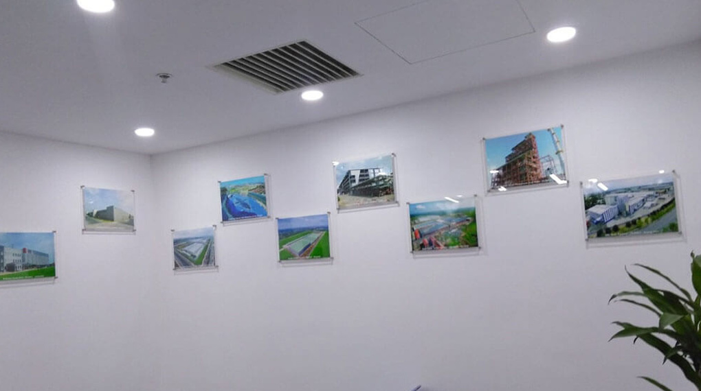 Hình ảnh sử dụng khung mica treo tường để trang trí phòng khách, mang lại sự hiện đại và tinh tế. Khung mica với thiết kế trong suốt, bảo vệ và tôn lên vẻ đẹp của nội dung bên trong
