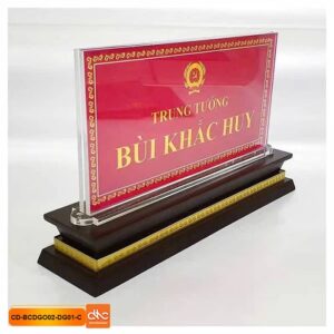 Biển chức danh đế gỗ mặt mica cao cấp