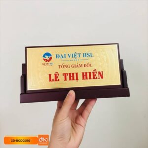 Biển chức danh gỗ chữ A mặt inox có hoa văn